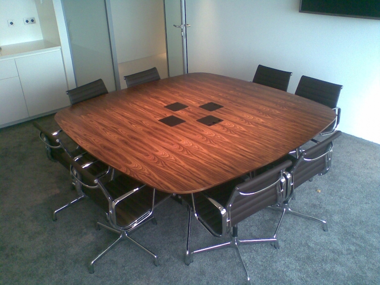 Vergadertafel bij Houthoff via FacilitylinQ geleverd. Blad afgewerkt met fineer en gespoten in de natuurhout effect lak Vergadertafel bij Houthoff via FacilitylinQ geleverd. Blad afgewerkt met fineer en gespoten in de natuurhout effect lak
