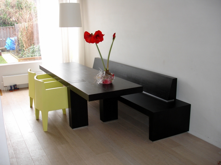 Massief houten eettafel met bank maatwerk volgens ontwerp Massief houten eettafel met bank maatwerk volgens ontwerp