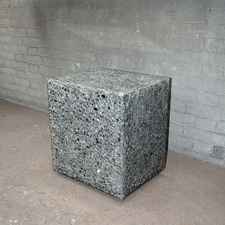 Kubus, kruk, blok gemaakt van allusion met epoxy (resin).