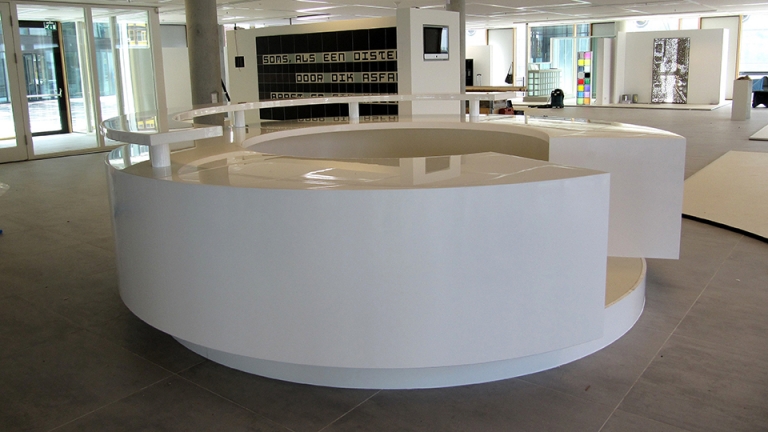Ronde balie MIC epoxy resin bladafwerking hoogglans gespoten Ronde balie MIC epoxy resin bladafwerking hoogglans gespoten