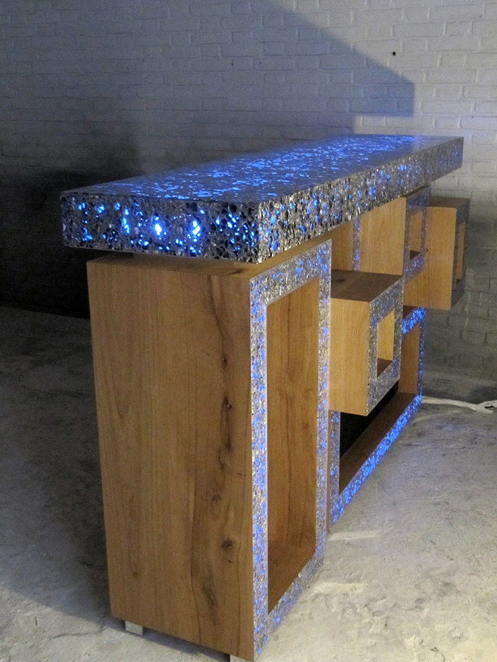 Counter, balie bovenblad en voorkant gemaakt van allusion met epoxy (resin). Achter allusion zit RGB verlichting verwerkt. Onderzijde balie, counter gemaakt van massief eiken hout afwerkt in de matte twee componenten meubellak. Counter, balie bovenblad en voorkant gemaakt van allusion met epoxy (resin). Achter allusion zit RGB verlichting verwerkt. Onderzijde balie, counter gemaakt van massief eiken hout afwerkt in de matte twee componenten meubellak.