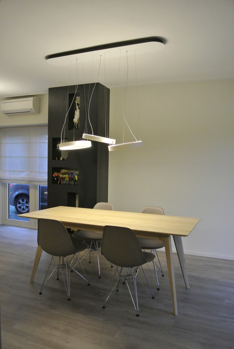 Totaal ontworpen en gerealiseerde woonkamer en keuken eettafel gemaakt van massief essen hout gespoten in de matte twee componenten lak. Kast gemaakt van blauw staal. Totaal ontworpen en gerealiseerde woonkamer en keuken eettafel gemaakt van massief essen hout gespoten in de matte twee componenten lak. Kast gemaakt van blauw staal.