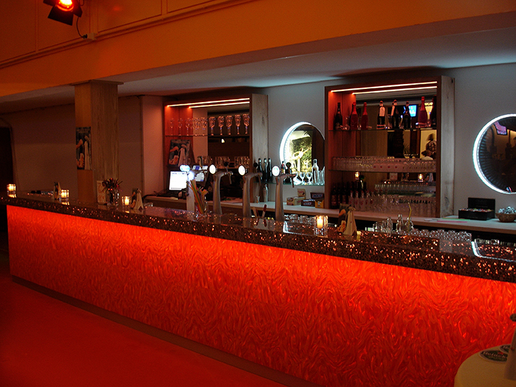 De Geus in Broek op Langedijk heeft een nieuwe bowlingbaan geopend, voor deze bowlingbaan is een bar ontworpen en gerealiseerd door Hartwerk. Voor deze bar zijn innovatieve materialen gebruikt. Alusion en Epoxy zijn gebruikt voor de bartop in combinatie met Led verlichting. De voorkant van de bar is bekleed met oranje Magiflex. Opdrachtgever: de Geus Ontwerp: Hartwerk De Geus in Broek op Langedijk heeft een nieuwe bowlingbaan geopend, voor deze bowlingbaan is een bar ontworpen en gerealiseerd door Hartwerk. Voor deze bar zijn innovatieve materialen gebruikt. Alusion en Epoxy zijn gebruikt voor de bartop in combinatie met Led verlichting. De voorkant van de bar is bekleed met oranje Magiflex. Opdrachtgever: de Geus Ontwerp: Hartwerk