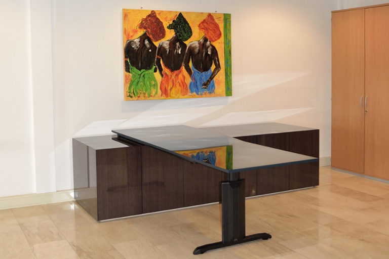 Kantoor service bedrijf Koster dressoir met deuren afgewerkt in behang van Arte met epoxy (resin). Bureaublad gemaakt van MDF gebeitst in kleur en afgewerkt met epoxy Kantoor service bedrijf Koster dressoir met deuren afgewerkt in behang van Arte met epoxy (resin). Bureaublad gemaakt van MDF gebeitst in kleur en afgewerkt met epoxy