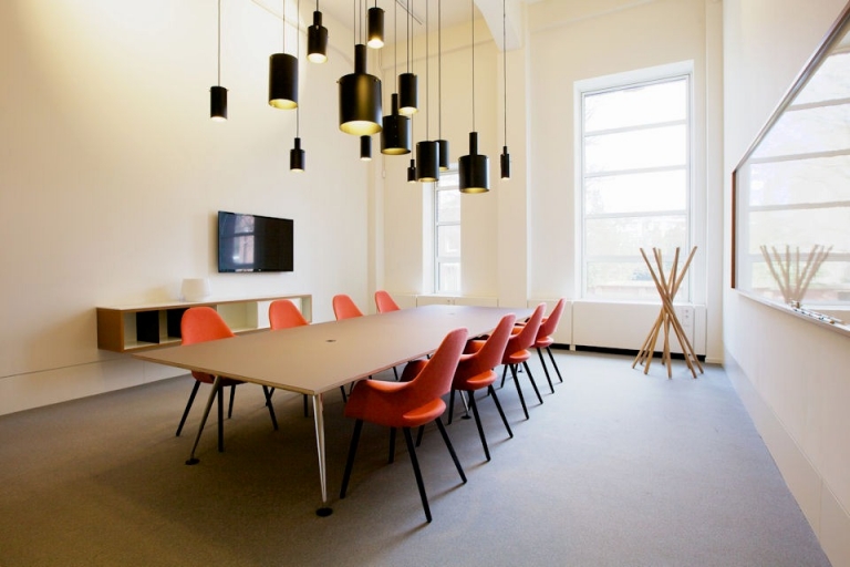 Spaces Den Haag vergadertafel boardoom tafelblad voorzien van desktop op een berken multiplex basis. Onderstel door FacilitylinQ geleverd. Spaces Den Haag vergadertafel boardoom tafelblad voorzien van desktop op een berken multiplex basis. Onderstel door FacilitylinQ geleverd.