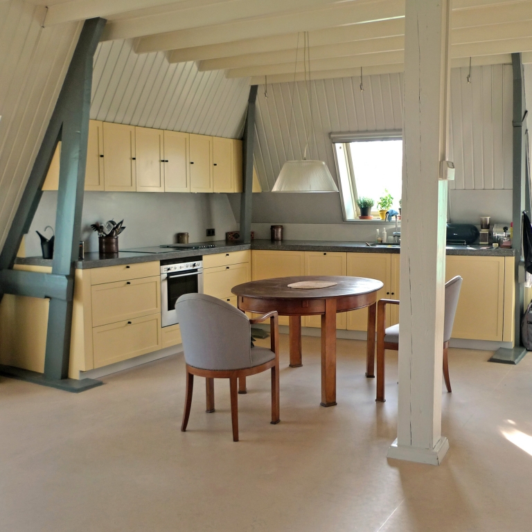 Maatwerk keuken gespoten in kleur met bossing deuren en een stenen werkblad