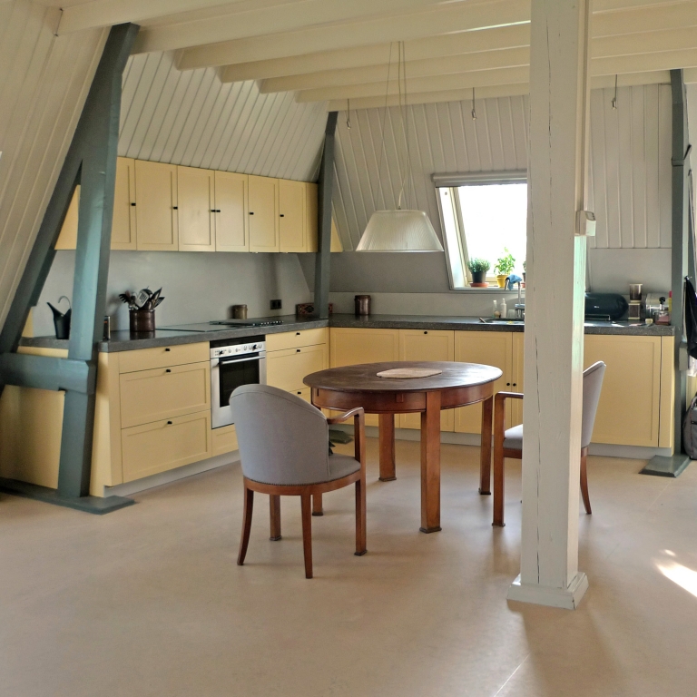 Maatwerk keuken gespoten in kleur met bossing deuren en een stenen werkblad Maatwerk keuken gespoten in kleur met bossing deuren en een stenen werkblad