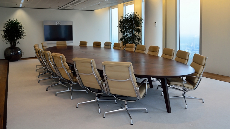Boardroom table vergader tafel maatwerk met Bubinga fineer en massief Wenge lijsten volgens patroon op een onderstel van Wenge in het FLo ontwerp op de jaren 60 geïnspireerd