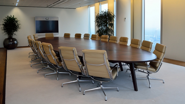 Boardroom table vergader tafel maatwerk met Bubinga fineer en massief Wenge lijsten volgens patroon op een onderstel van Wenge in het FLo ontwerp op de jaren 60 geïnspireerd Boardroom table vergader tafel maatwerk met Bubinga fineer en massief Wenge lijsten volgens patroon op een onderstel van Wenge in het FLo ontwerp op de jaren 60 geïnspireerd