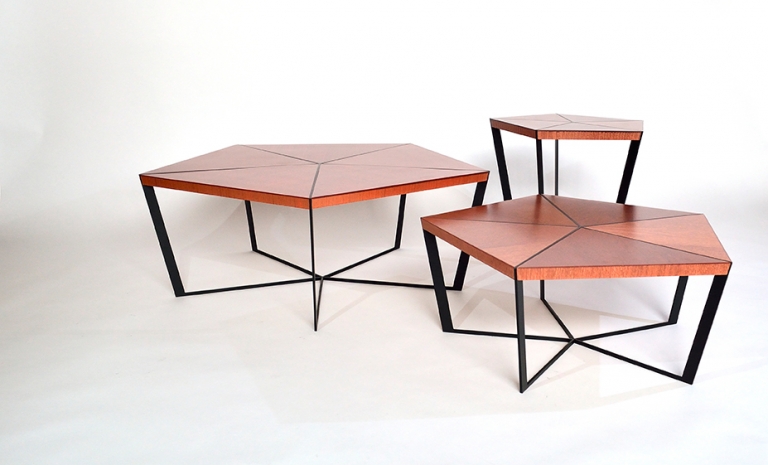 De Divo met een in kunsthars afgewerkt blad in de wiskundige vorm van een pentagon. Onderbroken door het lijnenspel van het matte stalen frame. Samen een tafel geschikt voor elk interieur. De Divo met een in kunsthars afgewerkt blad in de wiskundige vorm van een pentagon. Onderbroken door het lijnenspel van het matte stalen frame. Samen een tafel geschikt voor elk interieur.