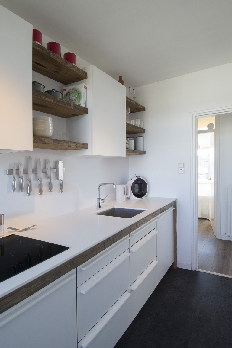 Apartement Purmerend Sportlaan keuken met Solid Surface LG Hi-macs werkblad lijsten van reclaimed hout en fronten afgewerkt met HPL Apartement Purmerend Sportlaan keuken met Solid Surface LG Hi-macs werkblad lijsten van reclaimed hout en fronten afgewerkt met HPL